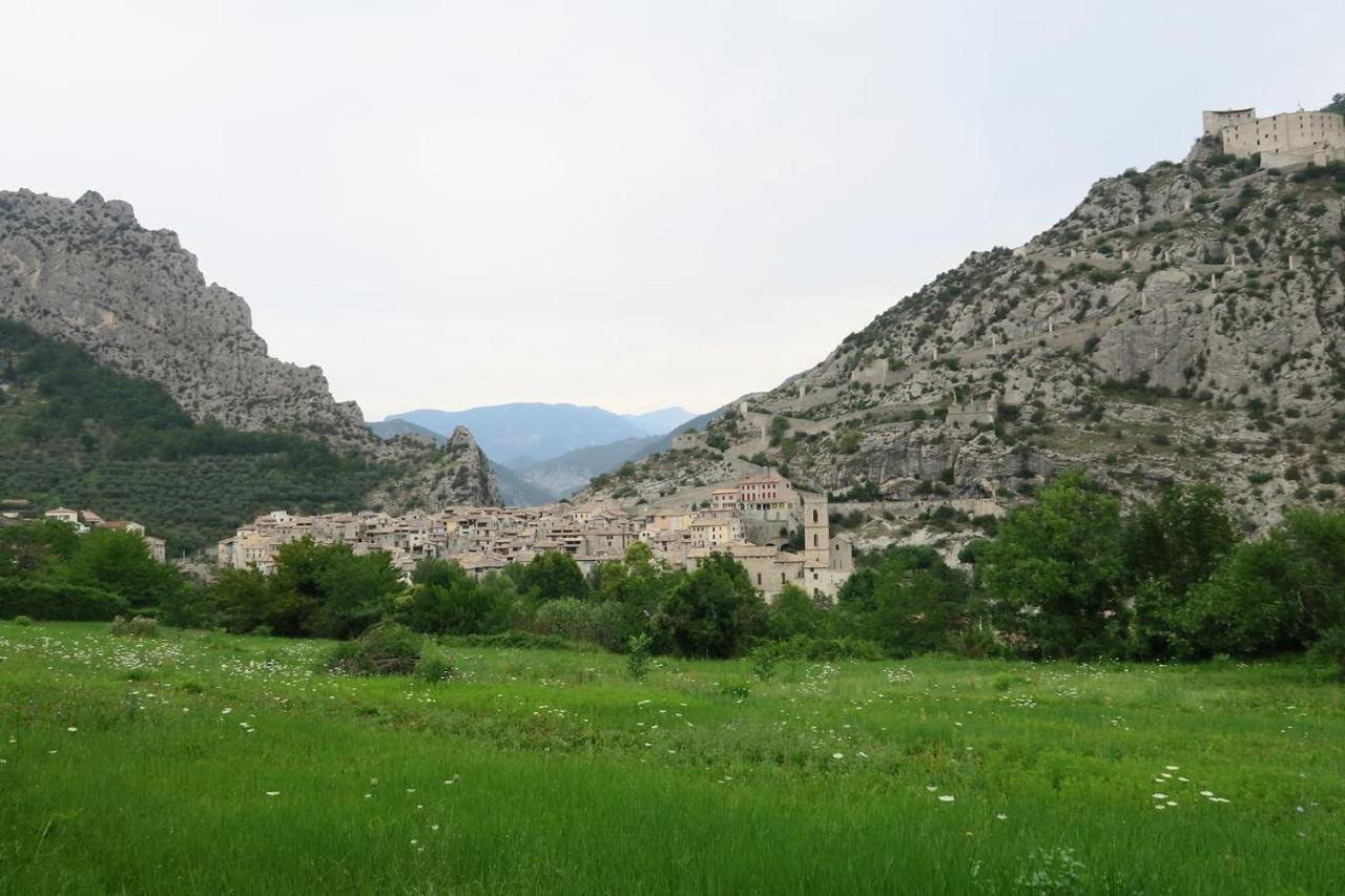Les Gites D'Intervalles Entrevaux Exterior foto